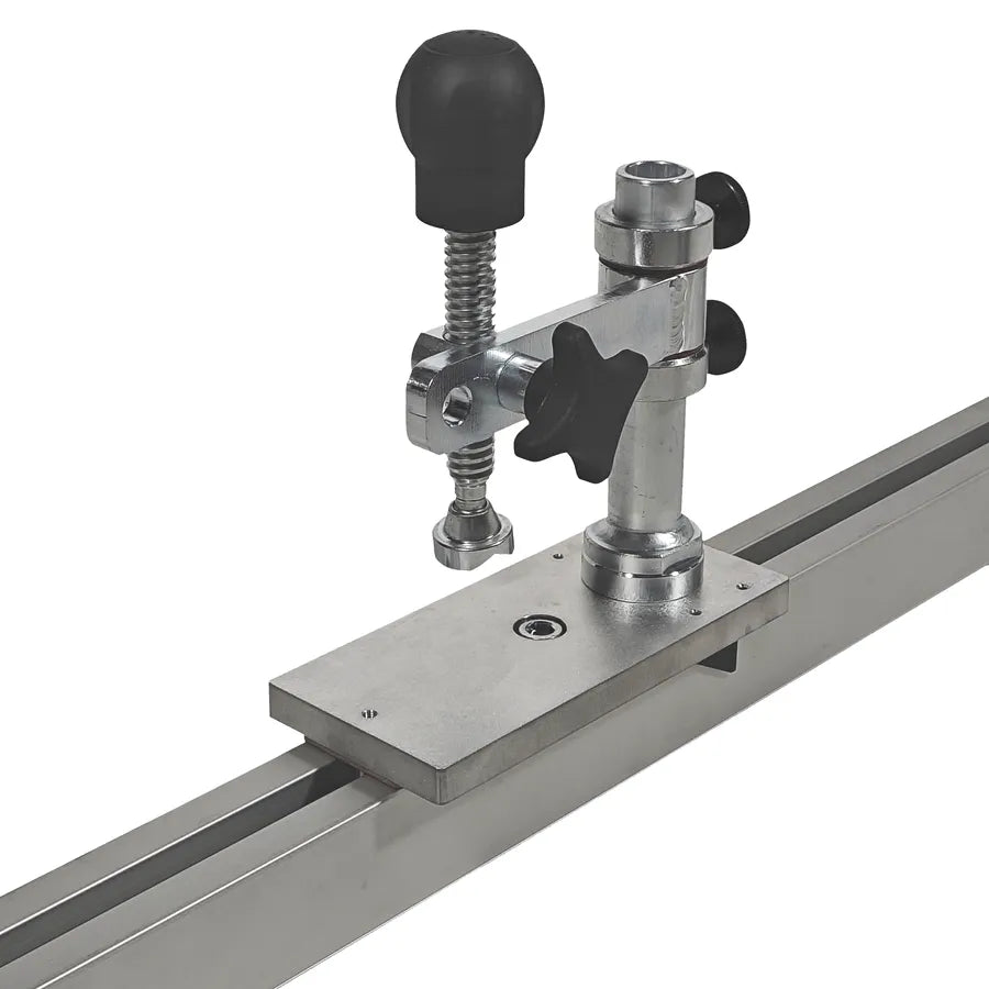 Perspektivansicht von vorn der Zusatzauflage mit Spannmittel zur Fixierung von Quersprossen im Rahmenbau.