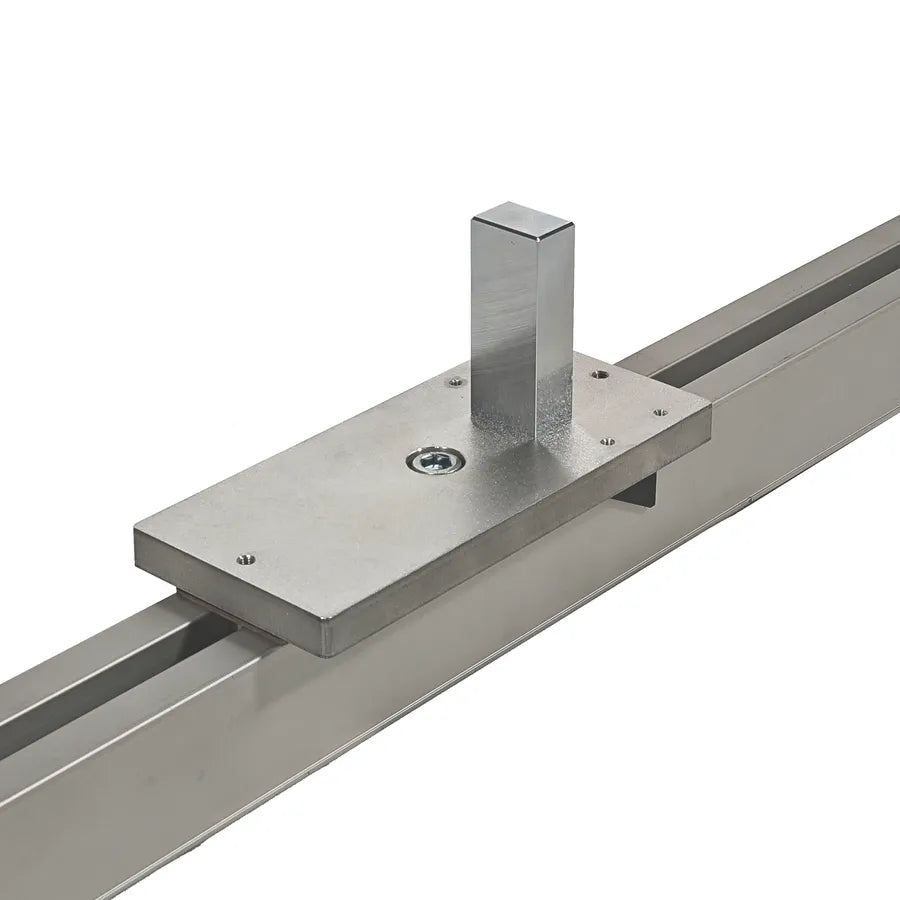 Perspektivansicht von vorn der Zusatzauflage zur Fixierung von Quersprossen im Rahmenbau.