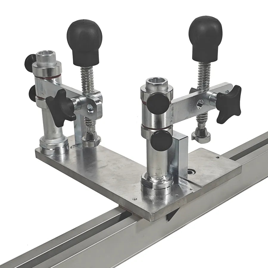 Perspektivansicht von vorn der Zusatzauflage mit Spannmittel zur Fixierung von Quer- oder Längssprossen im Rahmenbau.