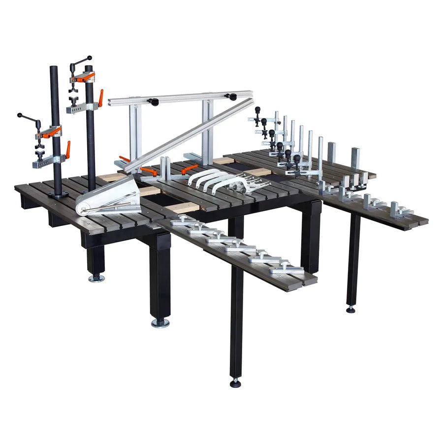 Perspektivansicht des 3D-Schweißtisch mit vergrößerter Arbeitsfläche und aufgebauten Spannmitteln.