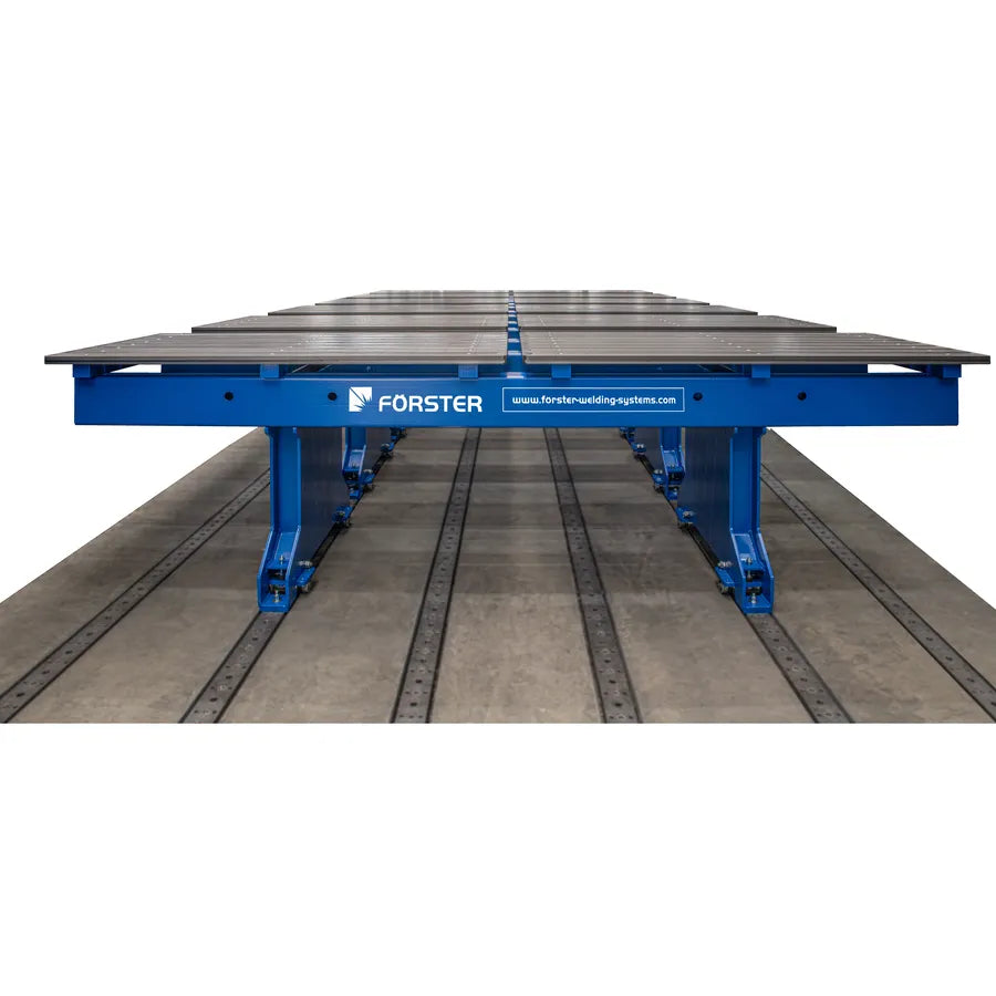 Frontalansicht von drei breiten und verschiebbaren Tischbrücken auf der Fahrbahn