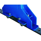 Nahaufnahme der stabilen Füße und Rollen der Tischbrücke auf Schienen.