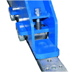 Nahaufnahme der stabilen Füße und Rollen der Tischbrücke auf Schienen.