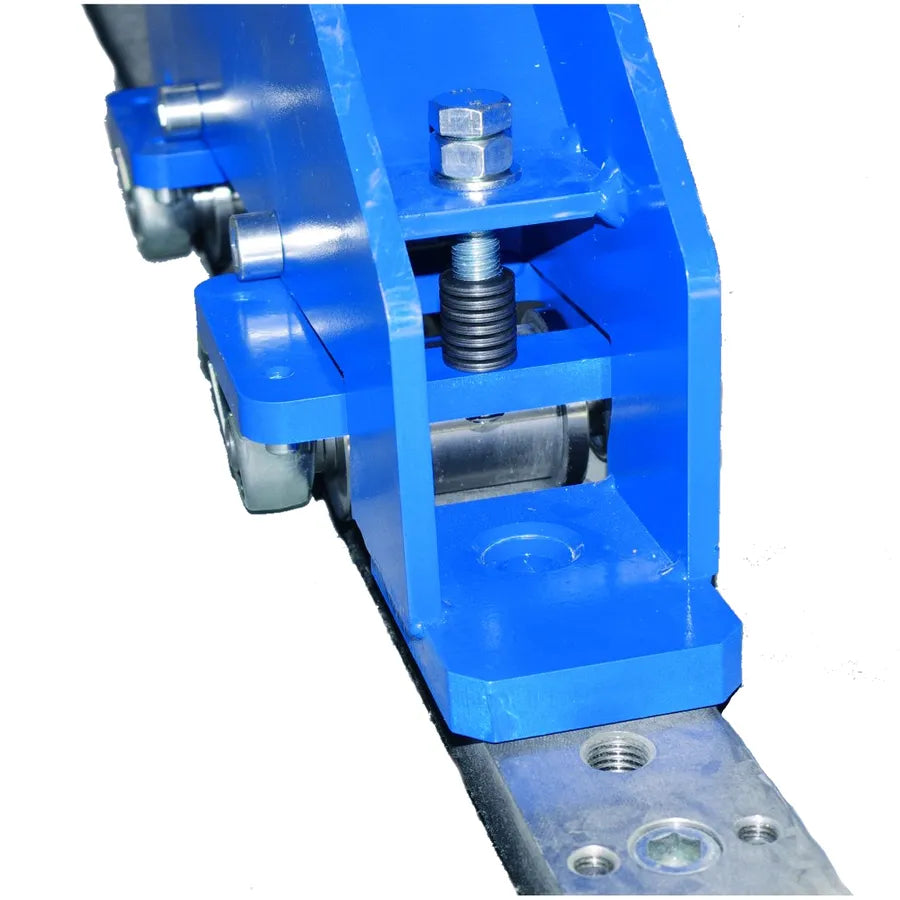 Nahaufnahme der stabilen Füße und Rollen der Tischbrücke auf Schienen.