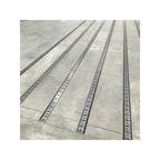 Nahaufnahme der in Beton eingelassenen Schienenfahrbahn für die Tischbrücken.