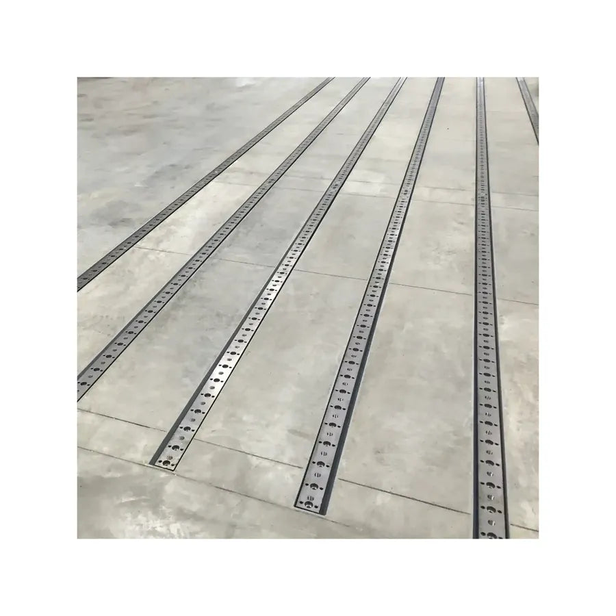 Nahaufnahme der in Beton eingelassenen Schienenfahrbahn für die Tischbrücken.