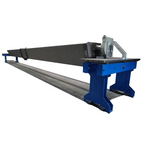 Seitenansicht von zwei Tischbrücken mit aufgespanntem Träger für den Stahlbau