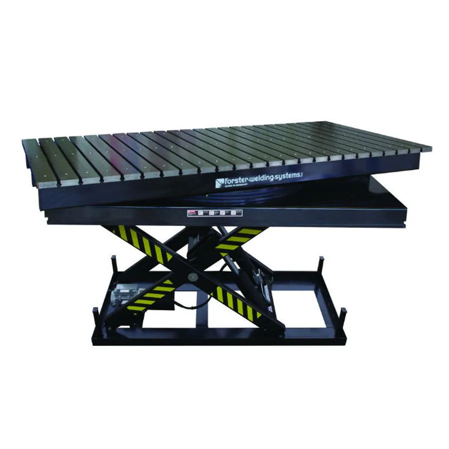 Frontansicht des Hub-Dreh-Schweißtisches mit leicht gedrehter Arbeitsfläche aus Grauguss in neutraler Höhenposition.