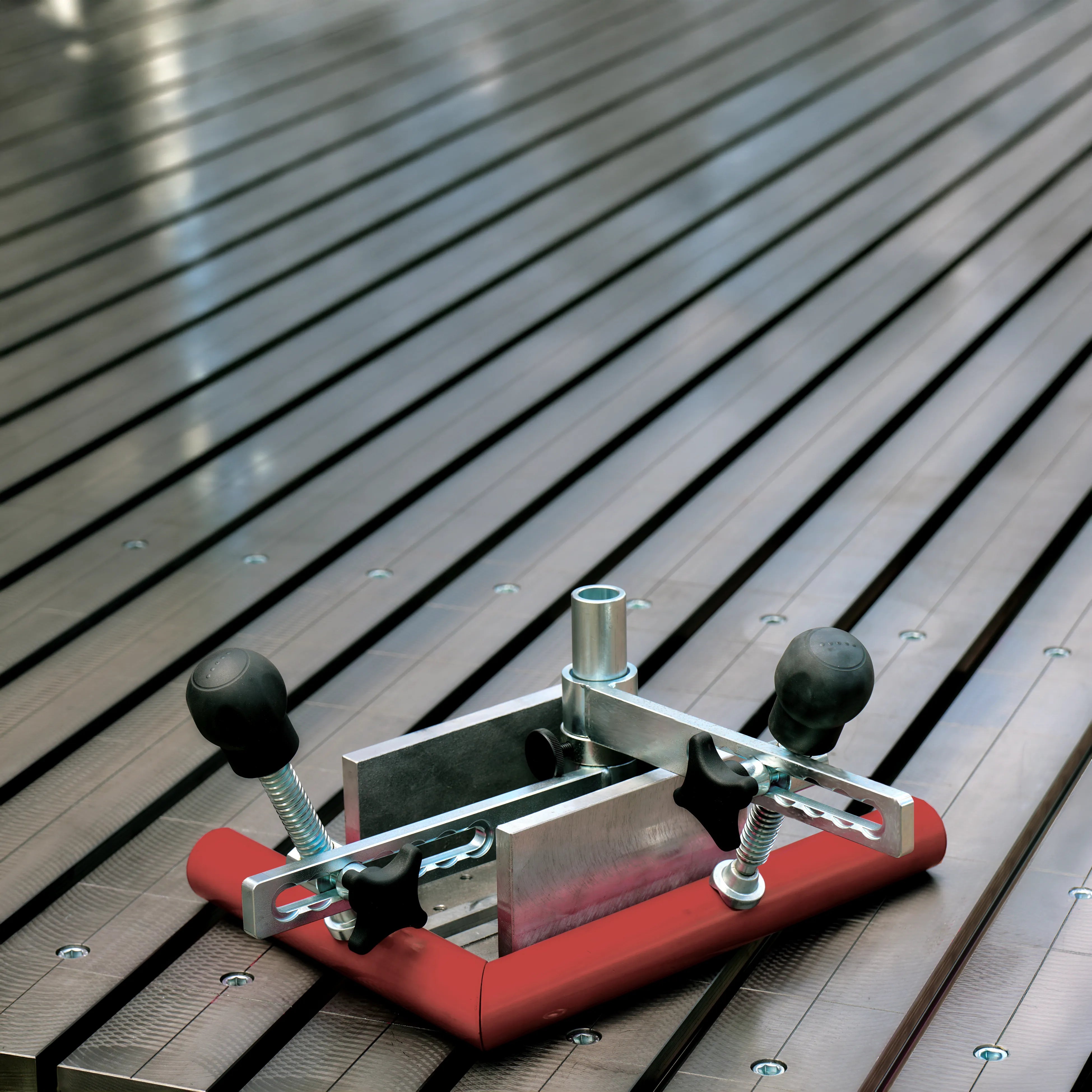 Kompakte Spannvorrichtung mit manuellen Spannern auf einem FÖRSTER Schweißtisch mit T-Nut-System.