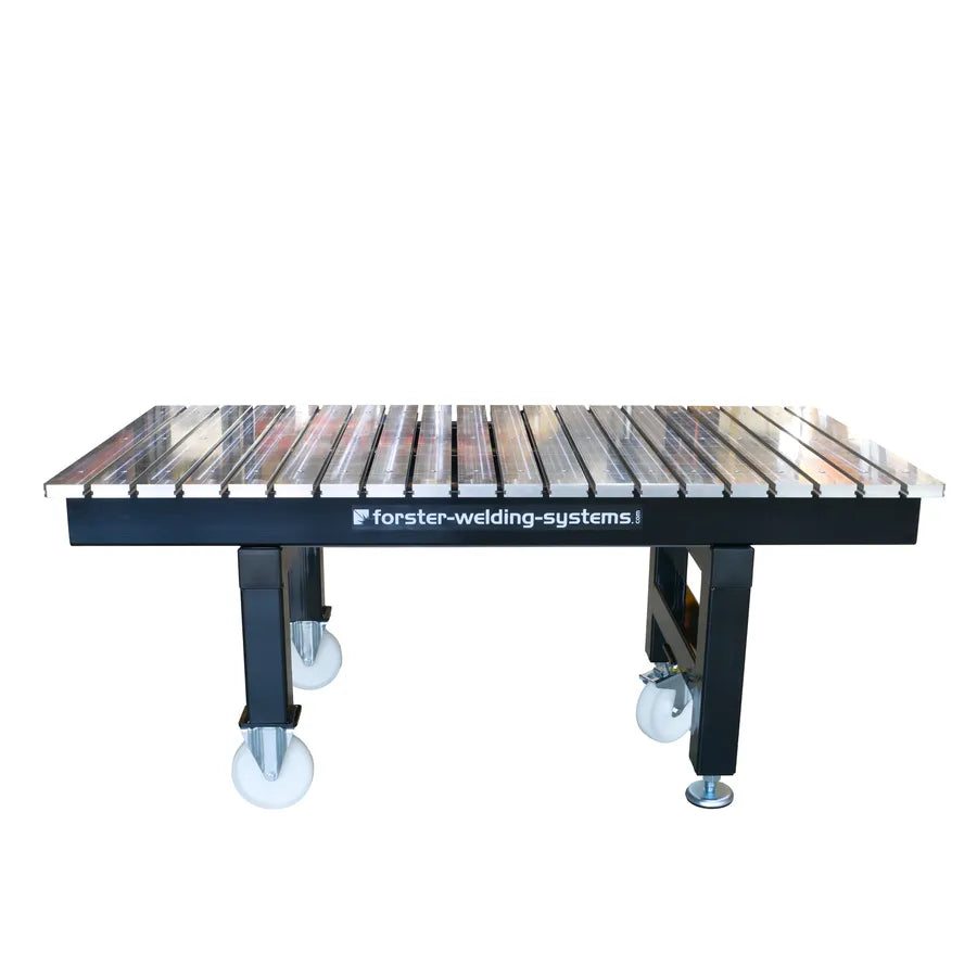 Seitenansicht des fahrbaren 3D-Schweißtisches mit Schienen aus Al/Cu zur Edelstahlverarbeitung.