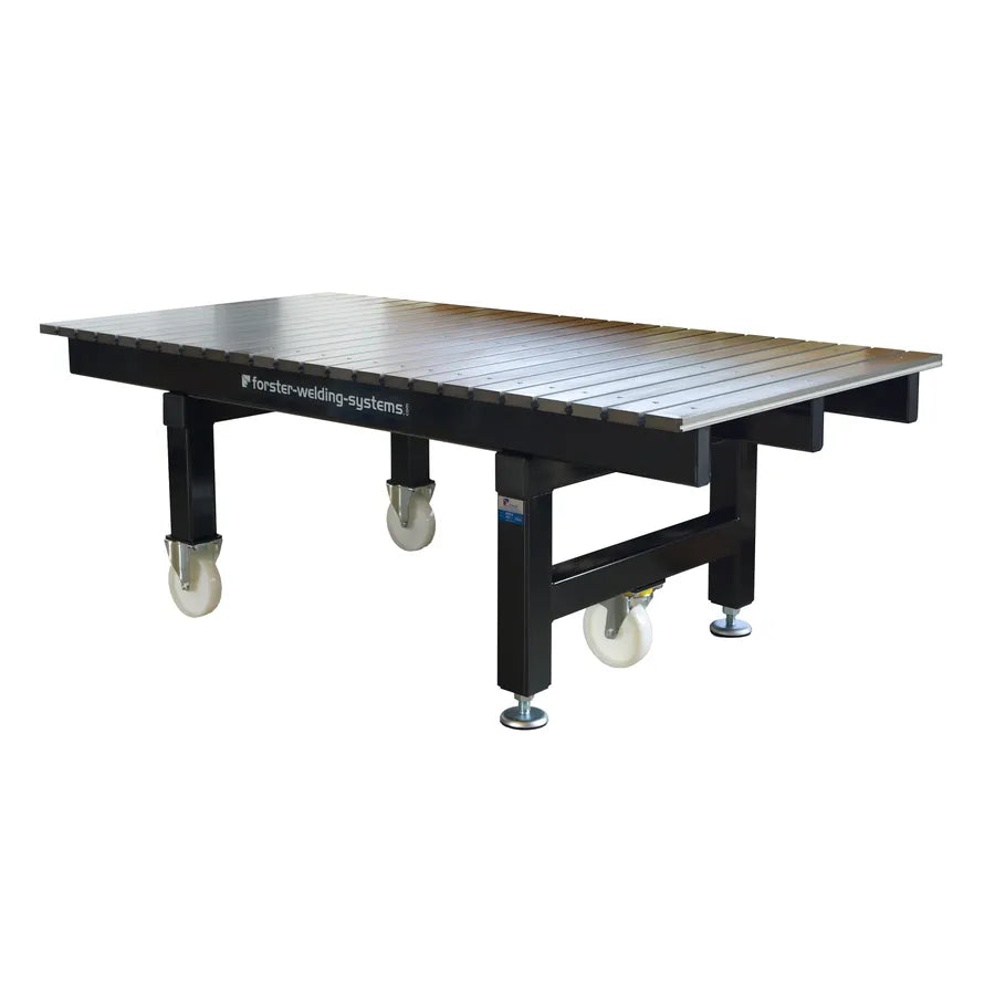 Perspektivansicht des fahrbaren 3D-Schweißtisches mit Schienen aus Al/Cu zur Edelstahlverarbeitung.