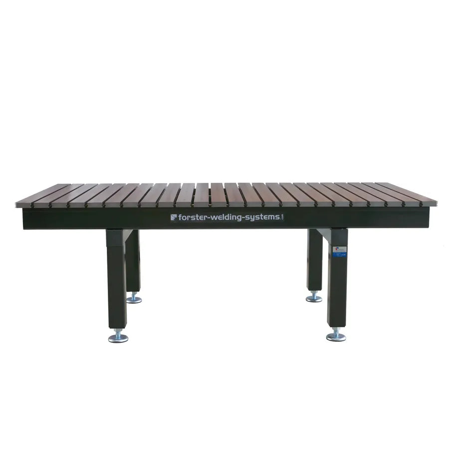 Seitenansicht des 3D-Schweißtisches mit Schienen aus Grauguss zur Stahlverarbeitung.