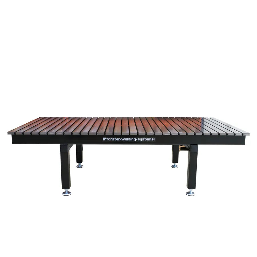 Seitenansicht des 3D-Schweißtisches mit Schienen aus Grauguss zur Stahlverarbeitung.