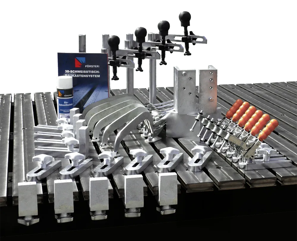 FÖRSTER Rahmenbau-Set 1 mit Spannern, Anschlägen und Winkeln auf einem Schweißtisch.