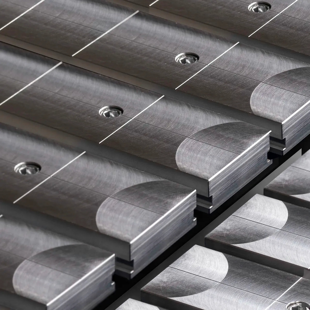 Detailansicht der Aluminium-Kupfer-Schienen eines FÖRSTER Schweißtisches für die kontaminationsfreie Edelstahlbearbeitung.
