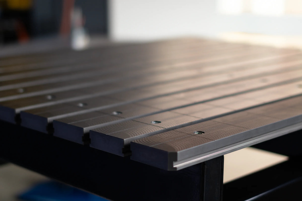 Detailaufnahme eines FÖRSTER Schweißtisches mit massiver T-Nut-Arbeitsfläche.