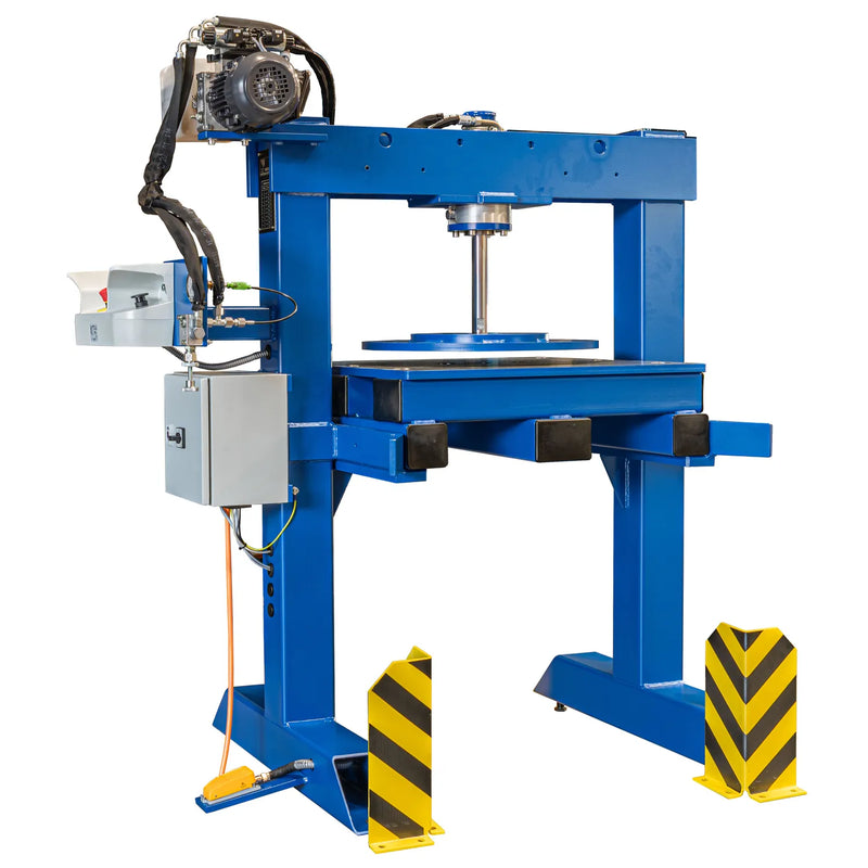 Hydraulische FÖRSTER Pressvorrichtung mit verfahrbarer Bauteilaufnahme.