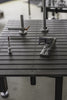 Förster Industrie Schweißtisch mit t-Nut-System und flexibel positionierten Spann- und Anschlagelementen.
