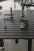 FÖRSTER Industrie-Schweißtisch mit T-Nut-System und flexibel positionierten Spann- und Anschlagmitteln.