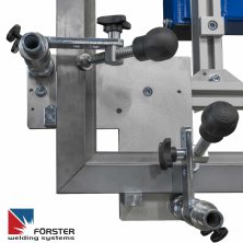 Detailaufnahme einer Aufspannenecke an einer Vorrichtung zum schweißen von Rahmen